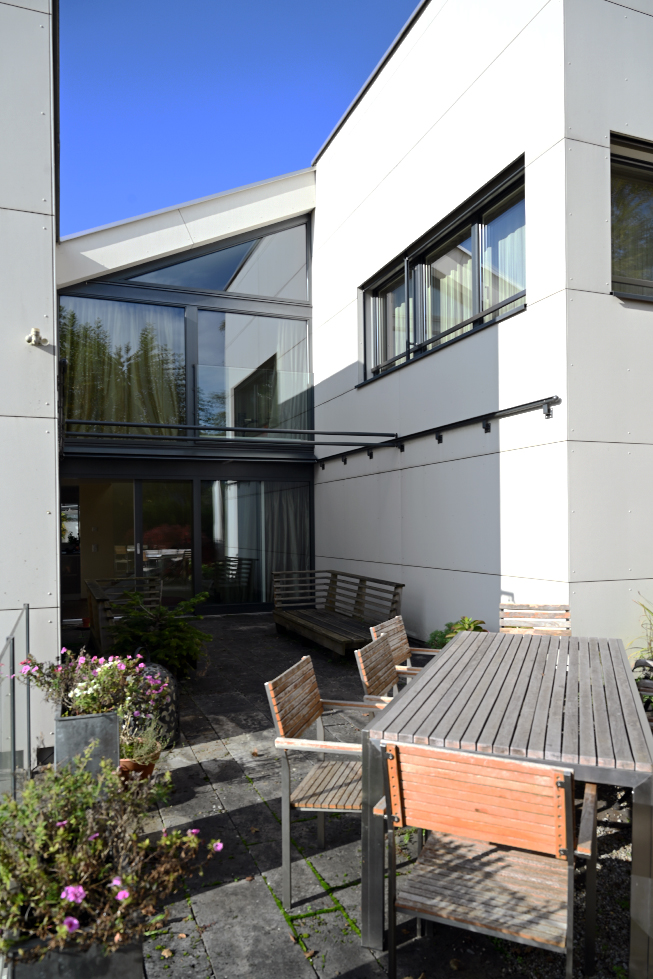 Schräges Dach, Gartenmöbel durch Regen beschädigt