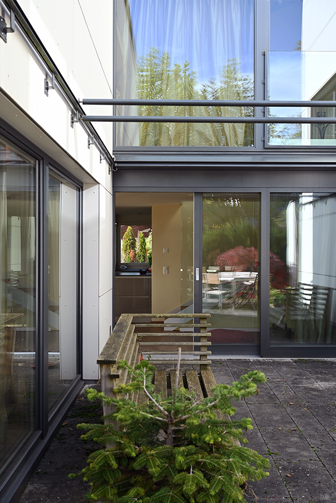 Holzbank, kleine Tanne, Schiebe-Panoramafenster, Fenster Reflexion