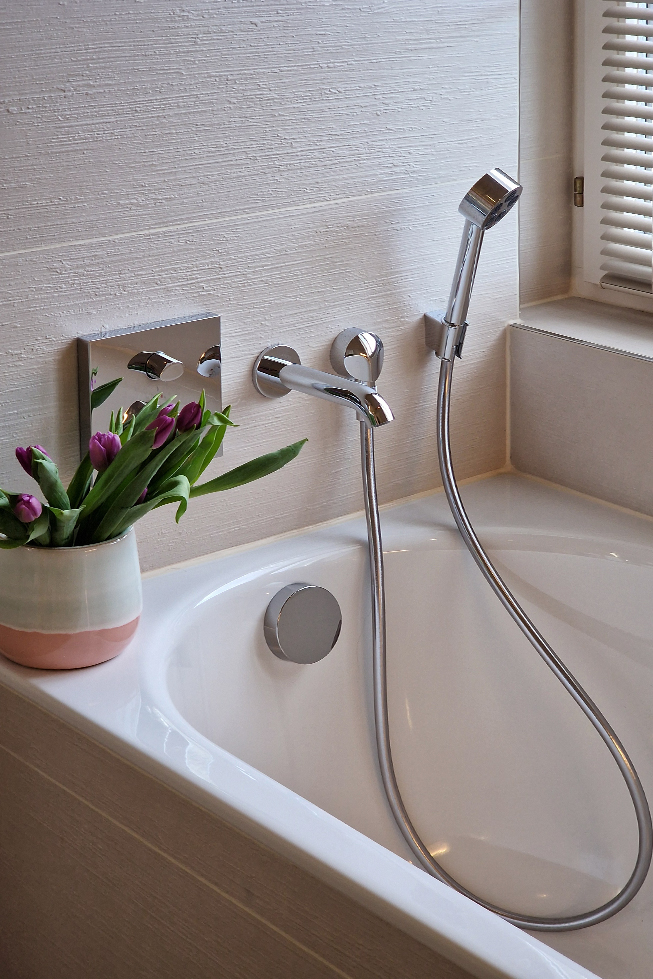 Beiges Badezimmer, natürliche Blumen, Tulpen, Wasserhähne, Fenster, Jalousien, Badewanne
