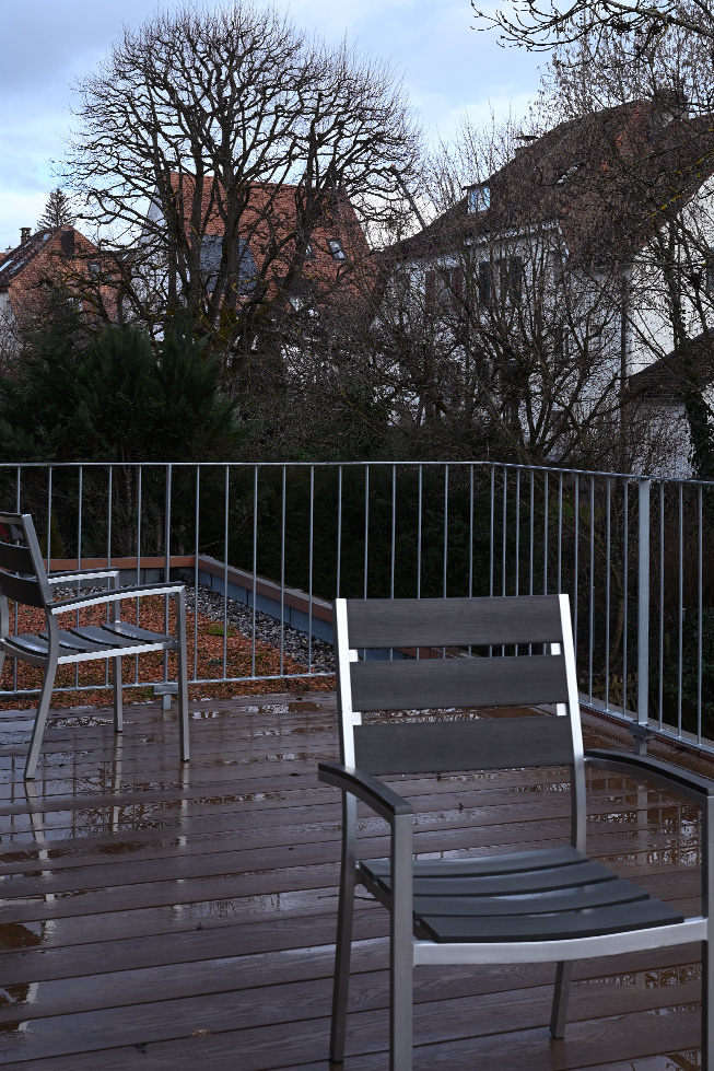 Terrasse, Regentag, Vorfrühling, Metallgartenstühle, Geländer