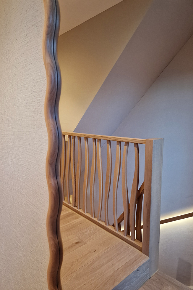 Wandabrieb, beige Farbe, geformter Spiegel, renovierte Treppe, integrierte LED-Beleuchtung im Geländer, Design-Geländer
