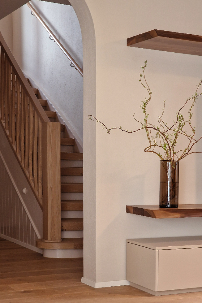 Massgefertigte TV-Möbel, massive Holzregale, renovierte Treppen, neues Geländerdesign, Bogenöffnung