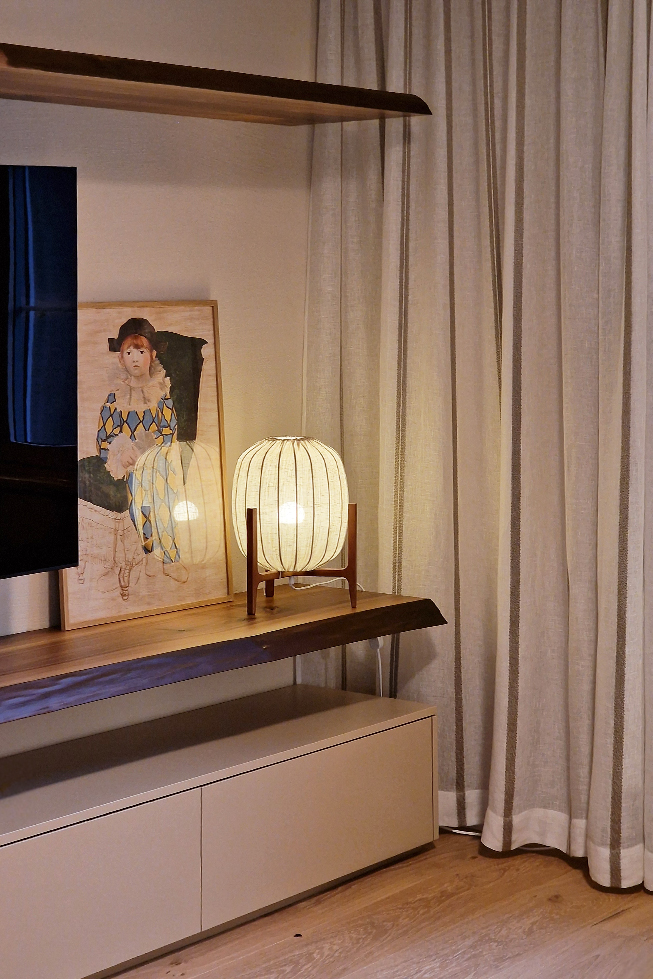 Massgefertigte TV-Möbel, Nachttischlampe im asiatischen Stil, Picasso-Poster, massive Holzregale, Vorhänge mit Streifen