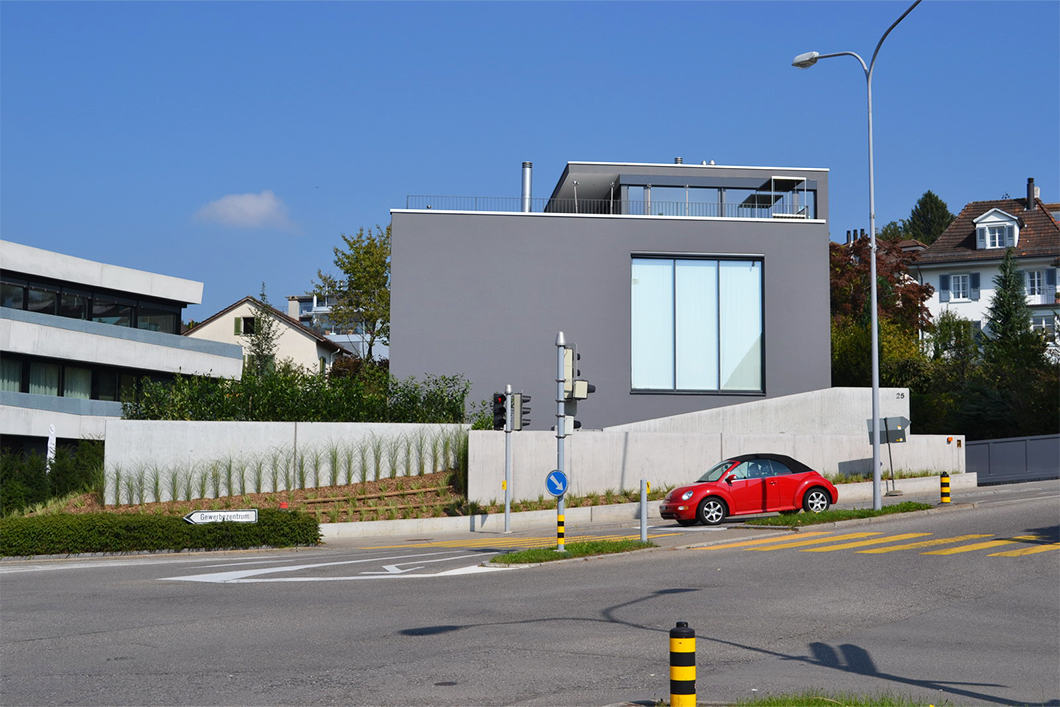 Neues Haus in Zollikon, kleiner Hang, Fussgängerüberweg